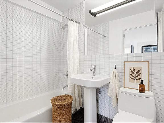 3rd image of 222 E 39th St APT 25A