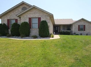 2 N Shore Dr, Worden, IL 62097