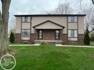 27010 Campau Ln, Harrison Township, MI