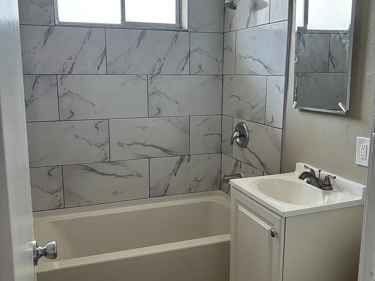 117 E Leatrice Ln — Photo 8