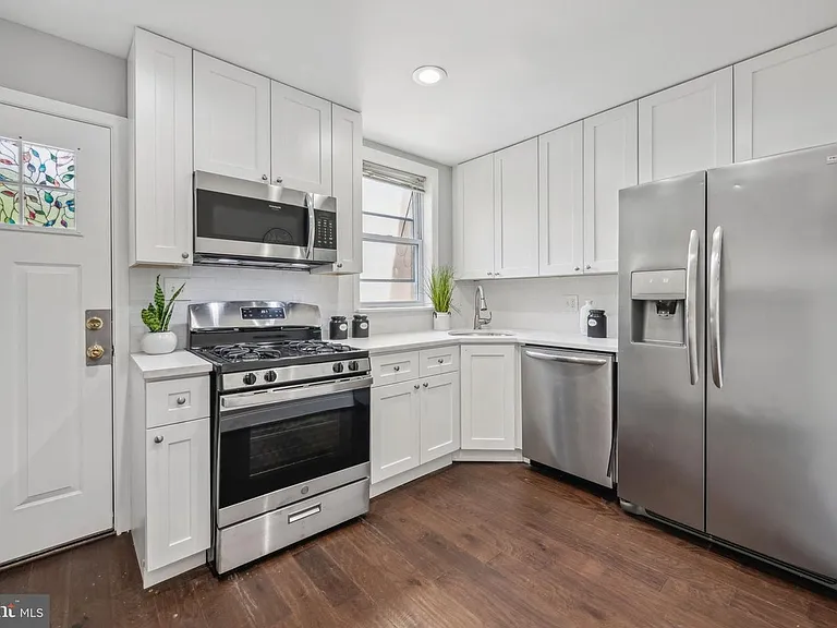 908 W Lombard St — Photo 3