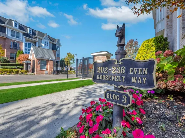 222 Roosevelt Way #222, Westbury, NY 11590