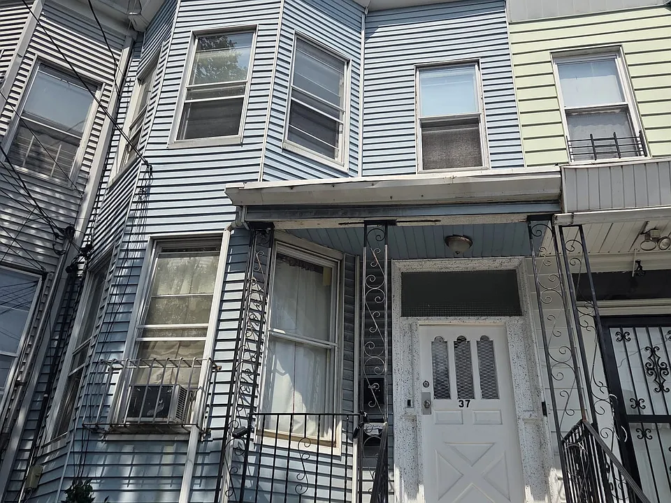 37 Arlington Ave #2