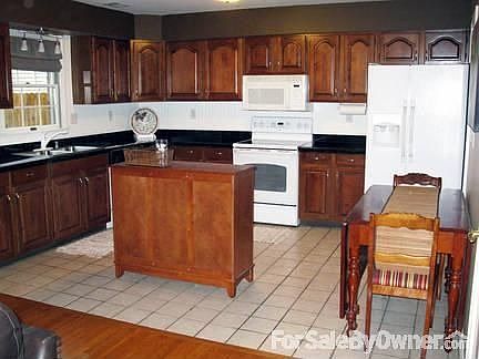 Kitchen : Granite countertops, tile floor, solid wood cabinets, all appliances included