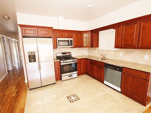 5th image of 260 Boyd Ave