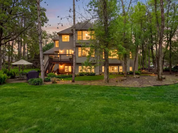 9001 Springwood Dr, Woodbury, MN 55125