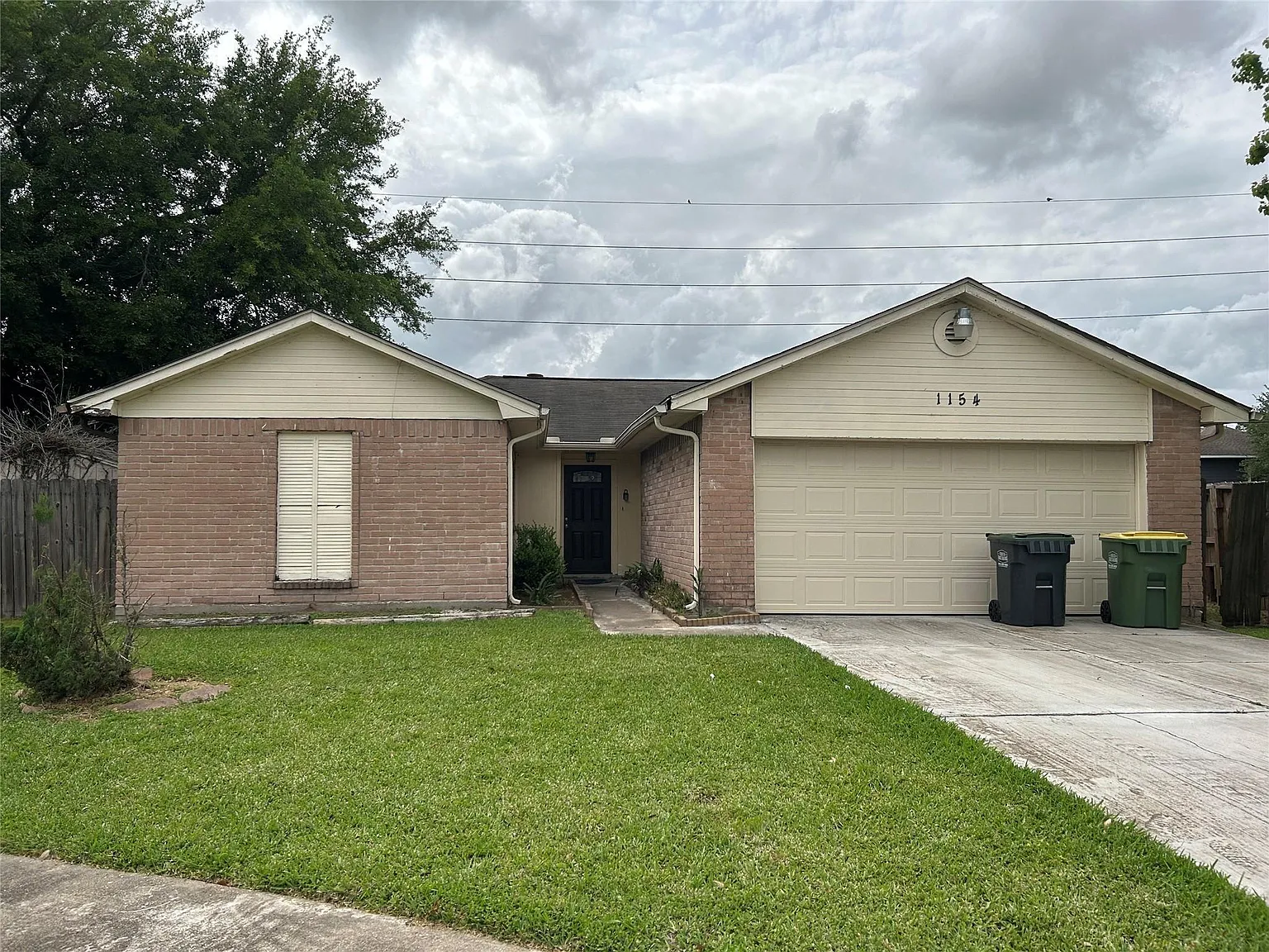 3 bed, 2.0 bath, 1342 sqft, $2,000 — Photo 2