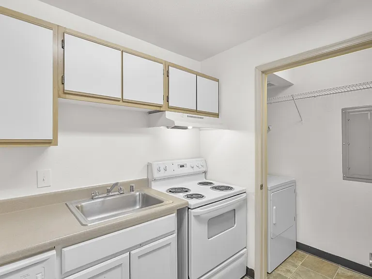 El Paseo Apartments — Photo 13