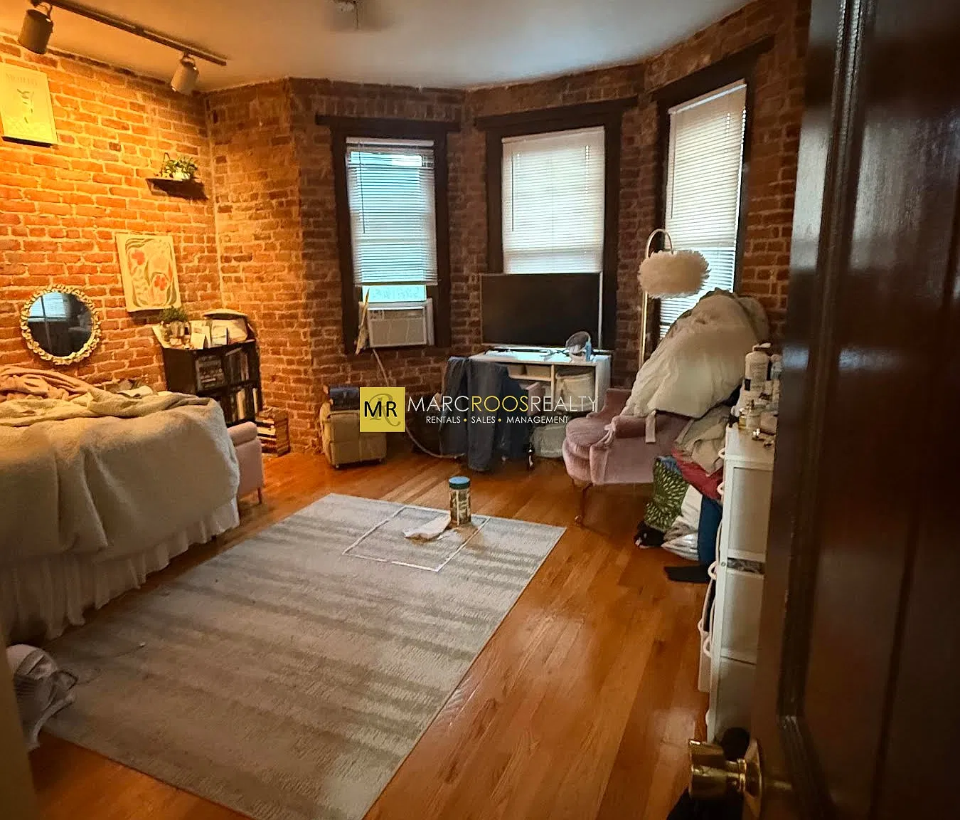 3 bed, 1100 sqft, $3,900 — Photo 2