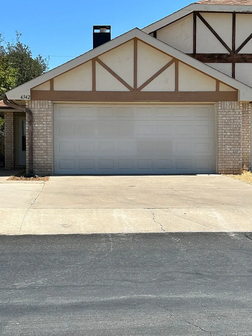 Beautiful Duplex in Esmond Estates — Photo 1