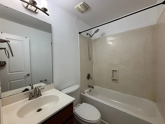 1207 Green Oaks Ln #D — Photo 17