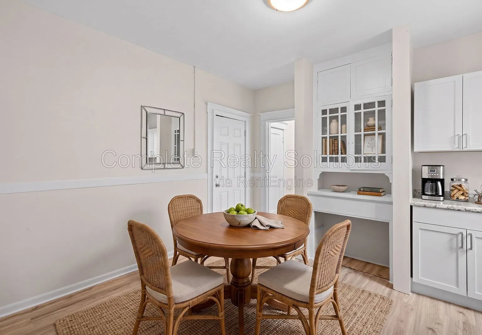 1 bed, 1.0 bath, 725 sqft, $795 — Photo 2