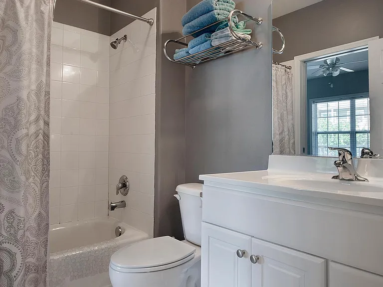 2nd bathroom with full tub/shower