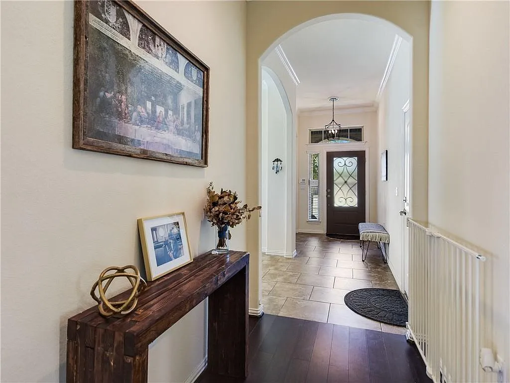 3 bed, 2.0 bath, 2061 sqft, $2,895 — Photo 3