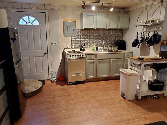 4th image of 381 Hickory Dr