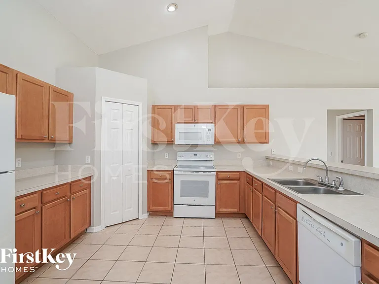 1702 NW 18th St — Photo 5