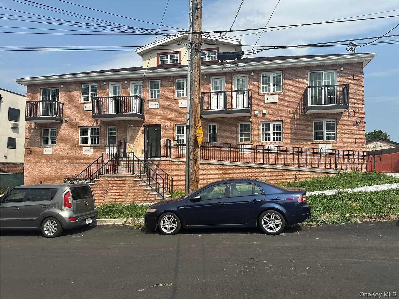 3 bed, 1.0 bath, 820 sqft, $3,250 — Photo 1