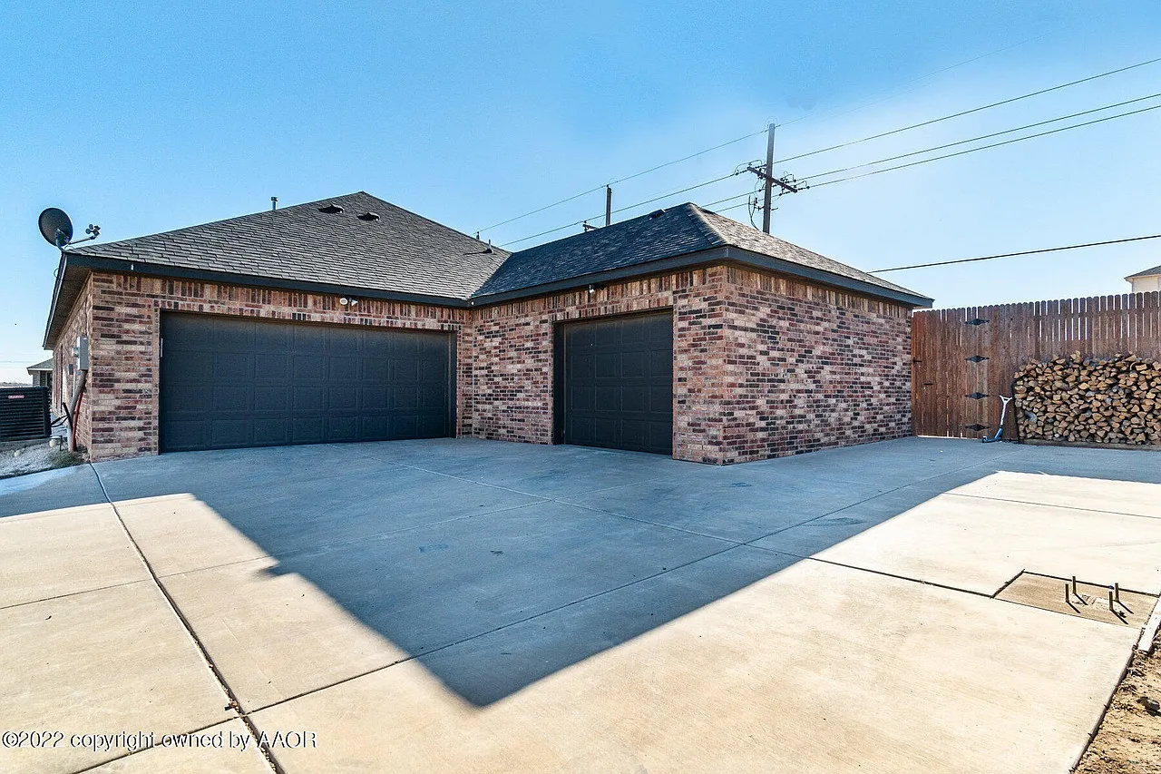 3 bed, 2412 sqft, $2,700 — Photo 3