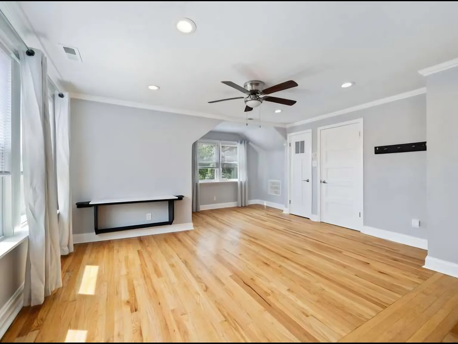 1 bed, 1000 sqft, $1,600 — Photo 2
