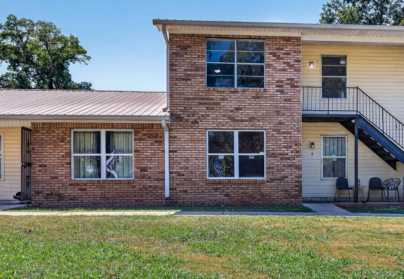 2 bed, 1.0 bath, 800 sqft, $900 — Photo 2