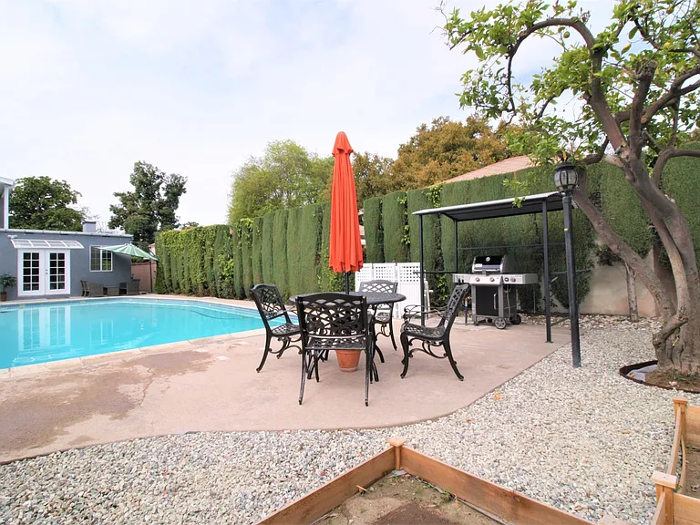 308 N Mission Dr — Photo 1