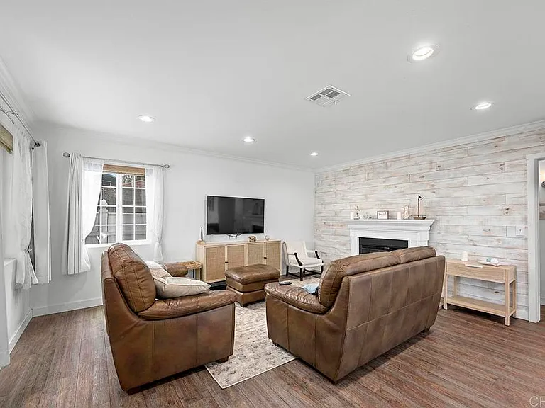 586 Del Mar Ave — Photo 11