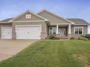 2923 Diamondhead Rd, Hiawatha, IA 52233