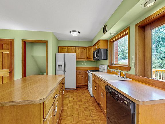4th image of 38 W Berkshire Ave