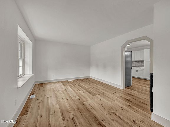 5th image of 308 Hampton Road N