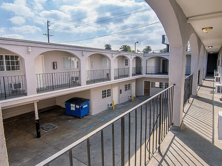West Adams Studio Apartments — Photo 36