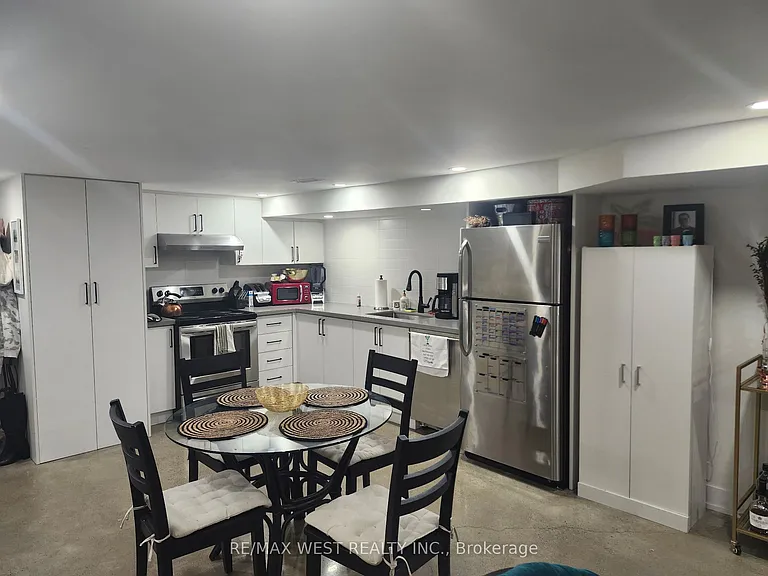 967 Dovercourt Rd #BASEMENT — Photo 12