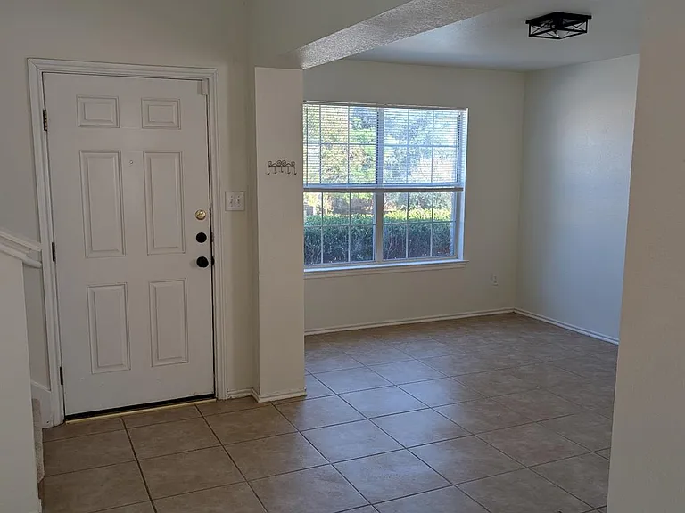 1209 Amberwood Loop — Photo 3