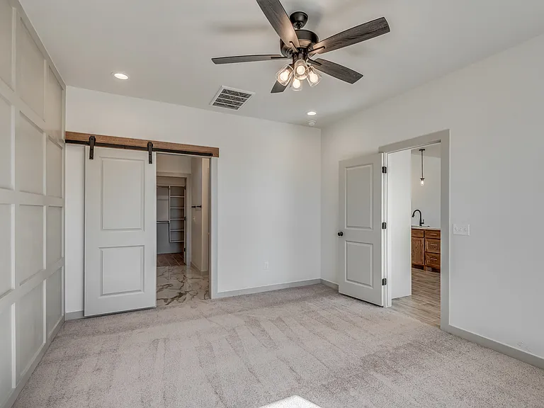 2240 E Thomas Ter — Photo 4
