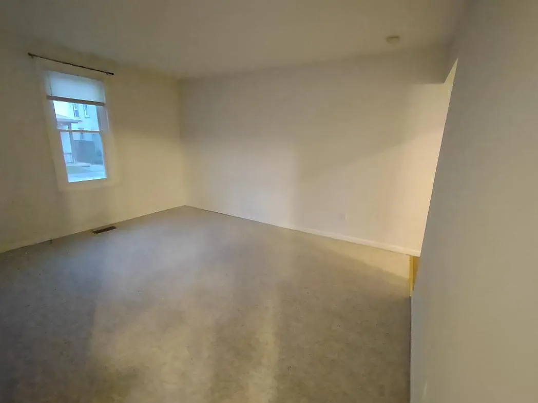 3 bed, 10 sqft, $900 — Photo 4