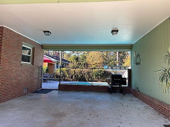 Canbe Covrd Ent LoungeArea!