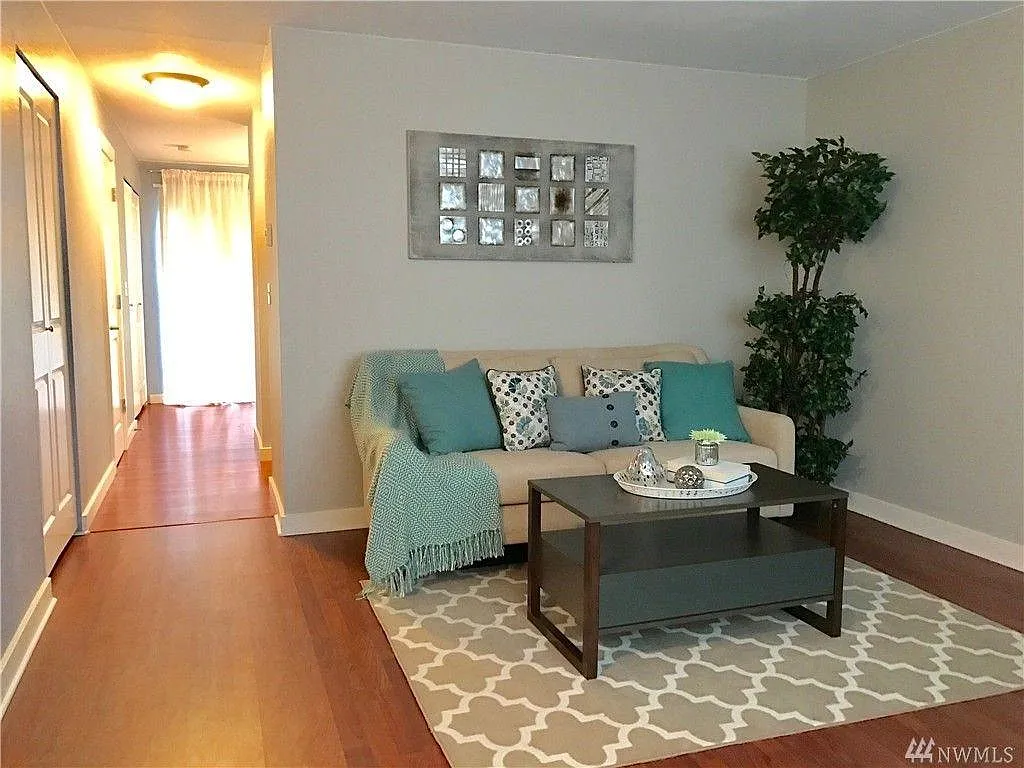 1 bed, 1.5 bath, 835 sqft, $1,600 — Photo 3