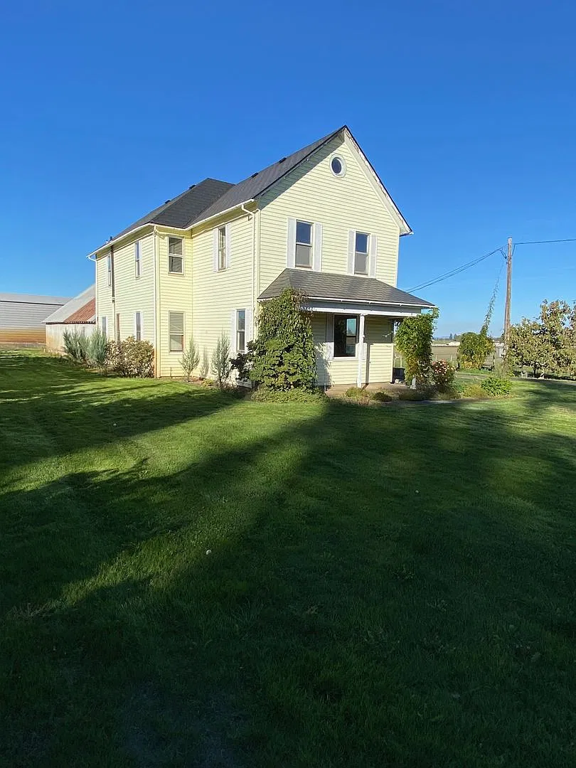 Spacious 5-Bedroom Farmhouse — Photo 3