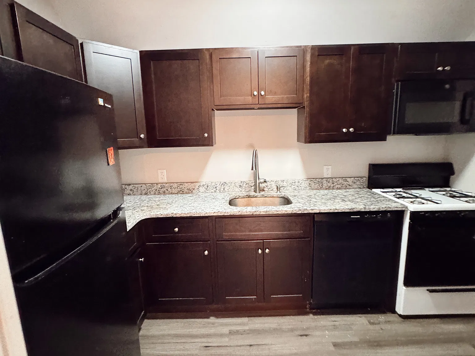 3 bed, 1200 sqft, $1,300 — Photo 4