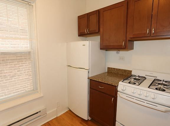 5th image of 953 W Cornelia Ave APT 1C