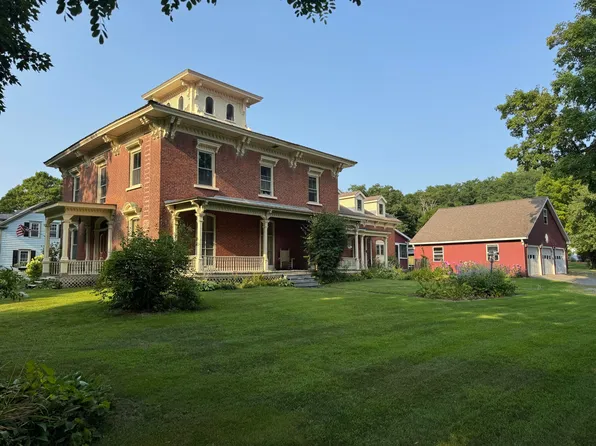 60 Oak St, Champlain, NY 12919