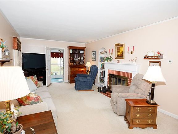4th image of 136 Brainard Dr
