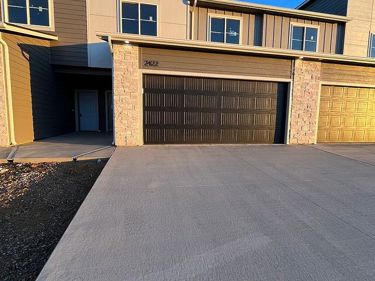 2420 E Caolinn Pl — Photo 2