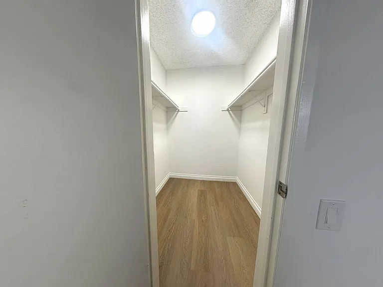 Collins Apts..Gorgeous Newly Remodeled Spacious Units Available..Great Location! — Photo 20