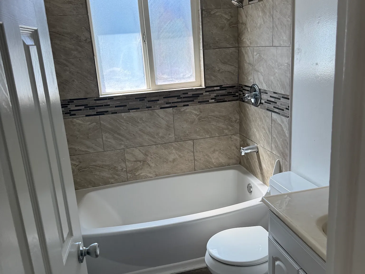 1 bed, 878 sqft, $1,450 — Photo 4