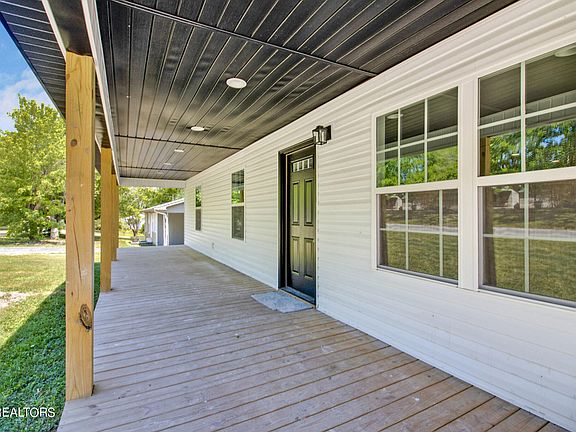 4th image of 238 Ivanhoe Ln