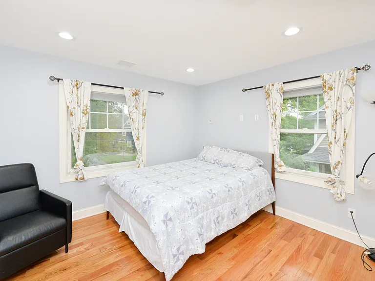 214 Oak St — Photo 17