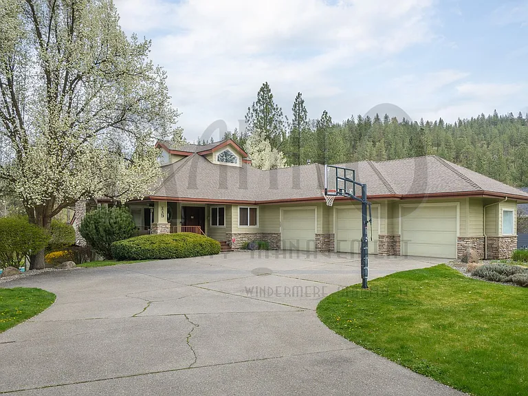 115 E Meadowlane Rd — Photo 2
