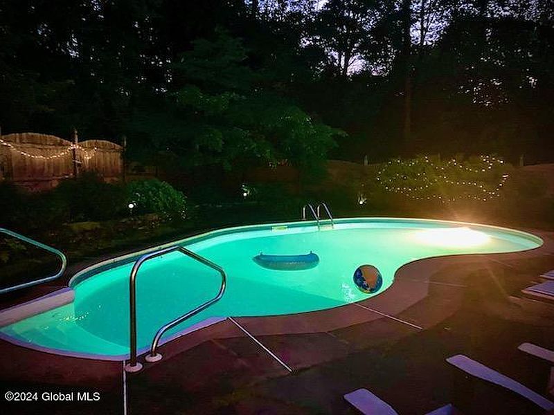 4th image of 8 Chesterwood Court