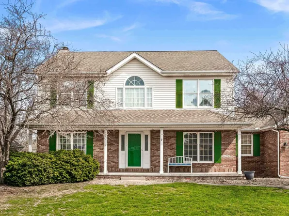 7 Red Stone Ct, Bloomington, IL 61704