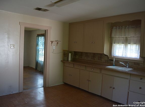 3rd image of 1422 Hillcrest Dr